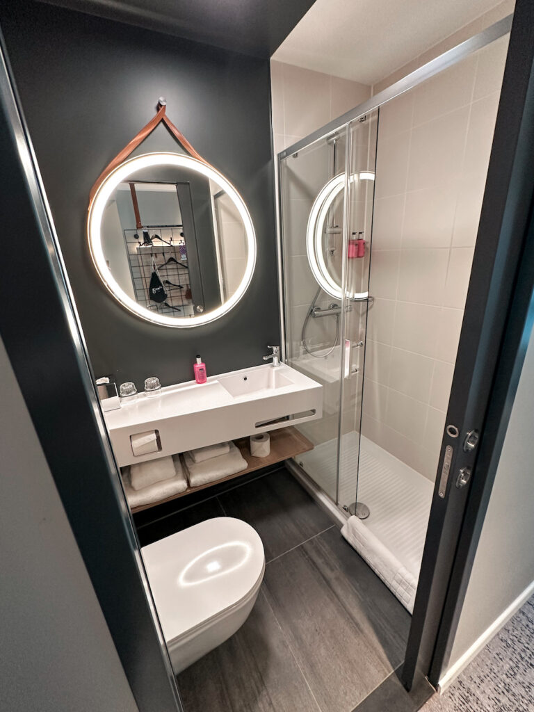 Moxy Edinburgh Fountainbridge Bathroom