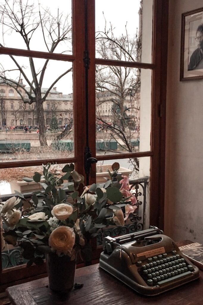 Typewriter in the window at Shakespeare and Company