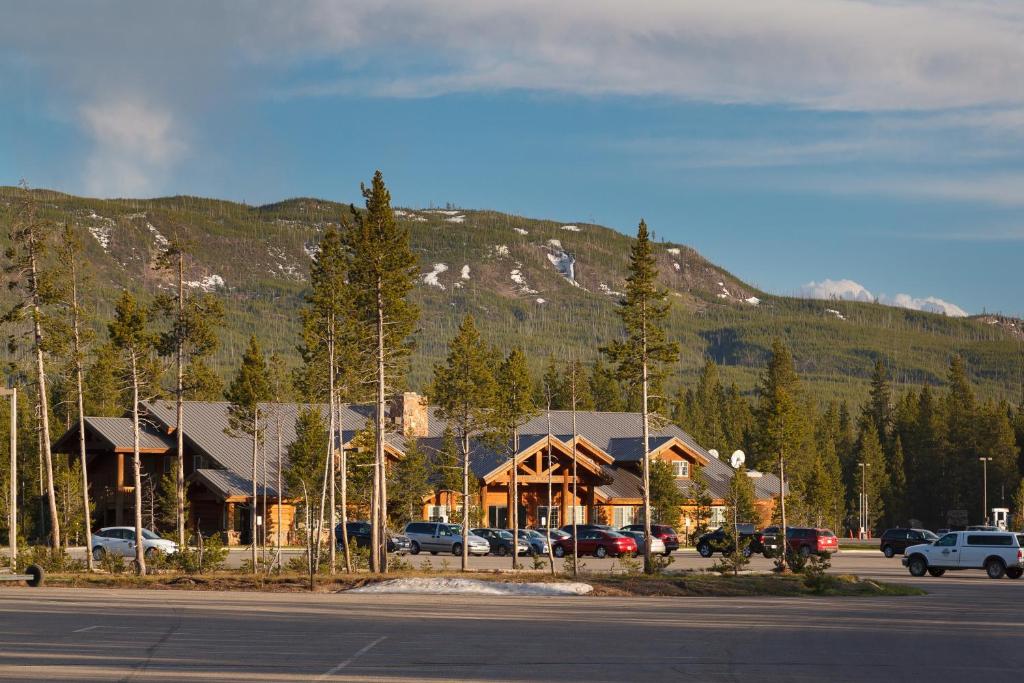 Headwaters Lodge & Cabins at Flagg Ranch