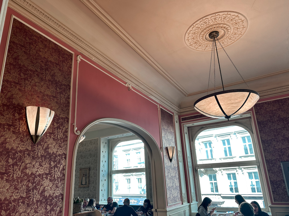 Cafe Louvre